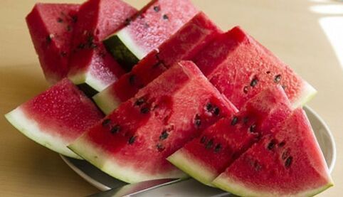 Sandia eder, heldu eta gorriaren xerra apetatsuak